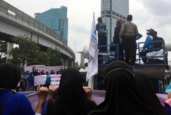 오늘(14일) 주인도네시아 한국대사관 앞에 1000여명이 넘는 현지 봉제공장 근로자들이 모여 체불임금 지급과 정부의 책임 있는 사태 해결을 촉구하는 집회를 열었다. 사진=국제민주연대
