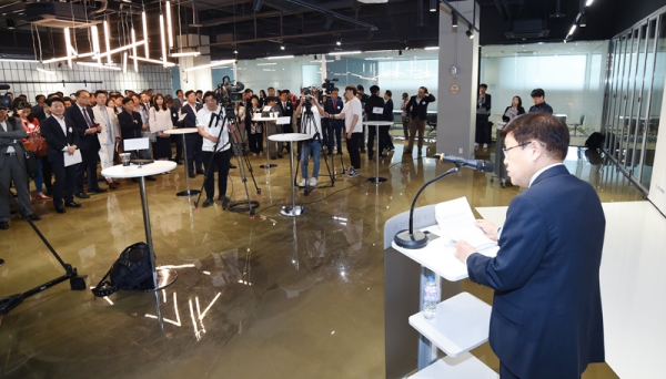 한국무역협회(회장 김영주·사진)는 지난 4일 삼성동 코엑스에서 우리 스타트업의 스케일업과 글로벌화, 오픈이노베이션을 지원하는 ‘스타트업 브랜치’ 개소식을 갖고 본격적인 운영을 시작했다.