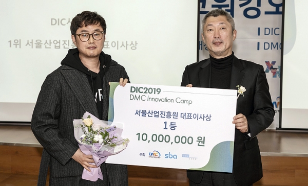 김보민 에이아이바(주) 대표(사진 왼쪽)가 ‘2019 DMC 이노베이션 캠프 경진 대회’에서 track2(VR, AR등 실감켄텐츠 서비스 아이디어 부문)에서 대상을 수상했다.