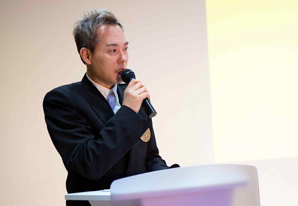 (사)중앙패션디자인협회 박윤수 회장이 49회 개막을 알리고 있다.