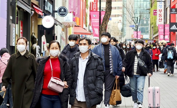 지난달 29일 명동거리에서 중국 관광객들이 대부분 마스크를 쓰고 쇼핑을 하고 있다. 국내 소비자는 거의 없고 삼삼오오 가족 및 친구들과 함께 몰려 다니는 분위기였다.  사진=정정숙 기자