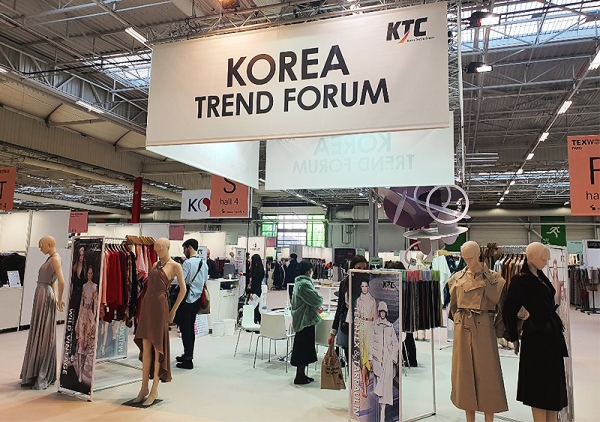 한국섬유마케팅센터는 ‘2020 S/S 텍스월드’에 참가한 한국 섬유소재기업들의 현지 마케팅 및 영업 활동을 지원했다.