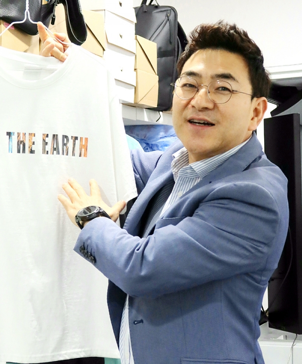 지난 5월초 서울 강남 사무실에서 만나 서부석 리오홀딩스 대표는 저스트 크래프트의 ‘SAVE THE EARTH’ 티셔츠를 들고 기업의 사회적 가치를 언급했다. 그는 “매년 매출액의 1%를 환경 보호에 기부할 것”이라 말했다. 