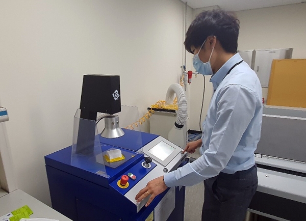 한국섬유개발연구원 직원이 마스크 성능 분석 시험을 하고 있다.