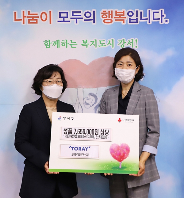 도레이첨단소재 김은주 상무(왼쪽)가 강서구청 생활복지국에 사랑의 위생키트를 전달하고 있다.
