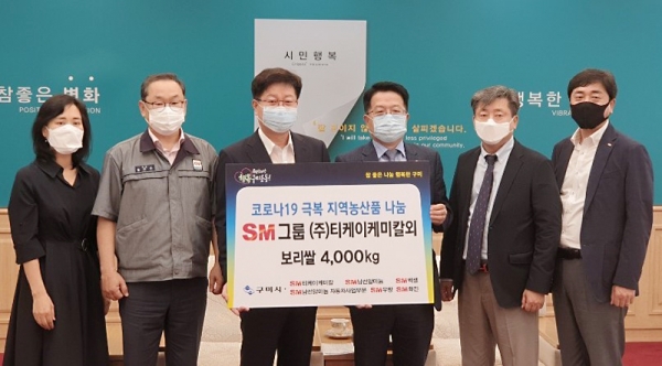 김세환 구미 부시장과 SM그룹 관계자들이 기부 행사 후 기념촬영을 하고 있다.