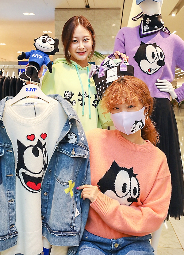 ‘SJYP’ 매장에서 홍보 모델들이 다양한 ‘펠릭스 X SJYP’ 협업 컬렉션 제품들을 소개하고 있다.