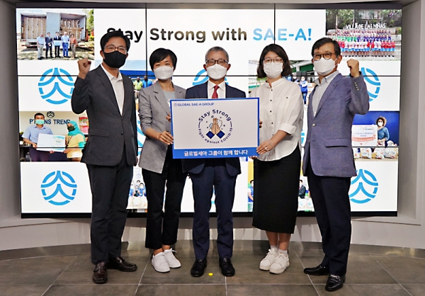 글로벌세아그룹 김웅기(사진 가운데) 회장은 ‘스테이 스트롱’ 캠페인에 참가하면서 “방역 최전선에서 노력하는 모든 분들께 감사의 마음을 전한다”고 밝혔다.