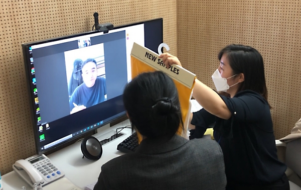 9월 7~25일간 온라인으로만 진행된 ‘e-프리뷰 인 서울(PIS)’ 참가기업이 온라인 화상상담을 하는 모습.