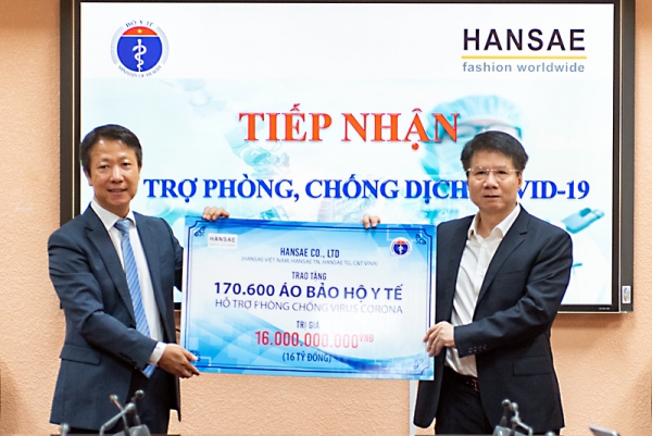문양원 한세실업 아시아 총괄 법인장(왼쪽)과 쭝 꿕 끄엉 베트남 보건부 차관이 70만불 상당의 의료복 기증 패널을 들고 있다.