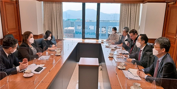 한국섬유산업연합회 김기준 부회장(오른쪽 두번째)은 지난 17일 과테말라 아길라르 바레라 외교부 차관(왼쪽 두번째)을 접견하고 현지 진출 한국 섬유기업의 애로사항 해결을 촉구했다.