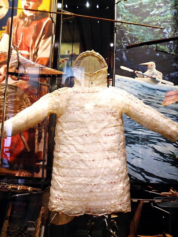 1890년 발견돼 알래스카 앵커리지 박물관에 전시된 방수 옷.