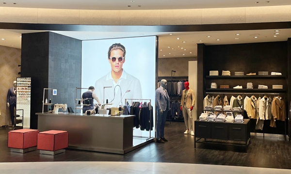 현대백화점은 MZ 남성을 위한 명품과 수입 컨템포러리 브랜드 및 서비스 MD를 2층에 배치하는 파격 횡보를 보이고 있다.