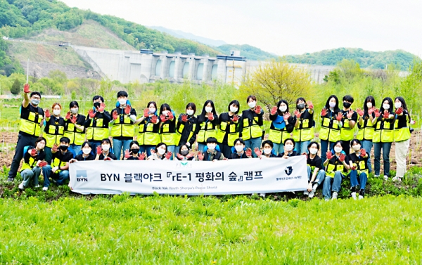 블랙야크강태선나눔재단은 지난 30일 경기도 연천군 재인폭포 일대에서 1000여그루 자작나무를 심는 ‘rE-1×평화의 숲 캠프’를 진행했다.