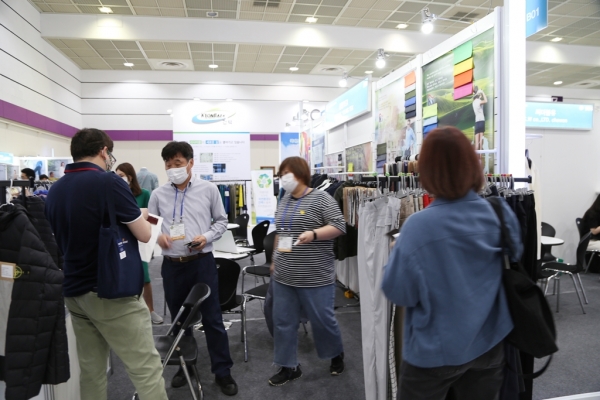 한국섬유산업연합회가 8월24일부터 3일간 서울 코엑스에서 열리는 ‘프리뷰 인 서울2022’에서는 지속가능한 천연섬유들을 볼 수 있다. 사진은 작년 PIS.