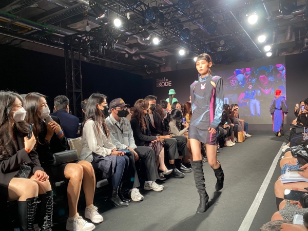 블라써틴, 키모우이 등 7개 디자이너 브랜드가 1인칭 슈팅 게임 오버워치2 캐릭터를 재해석한 옷을 선보이는 패션쇼를 선보였다.