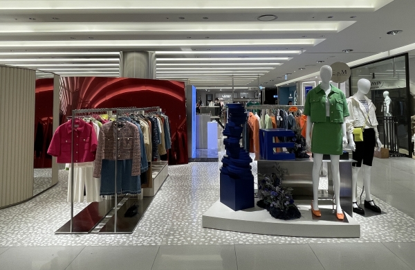 영 컨템포러리 브랜드 ‘E.B.M이 현대 무역점 5층에 첫 번째 정식 매장을 오픈하고  유통 확대를 본격화한다. 