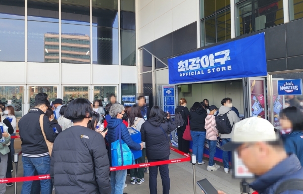 지난 19일 서울 고척스카이돔에 마련된 ‘최강야구’ 팝업스토어에는 고객들이 이른 시간부터 긴 줄을 이뤘다.