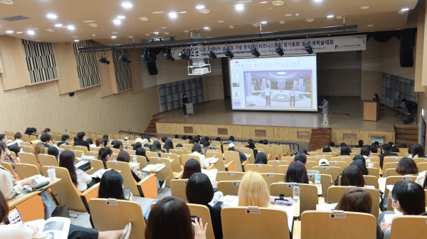 한국패션비즈니스학회는 지난 4월 22일 청주 문화제조창 원더아리아에서 정기총회와 춘계학술대회를 가졌다. 