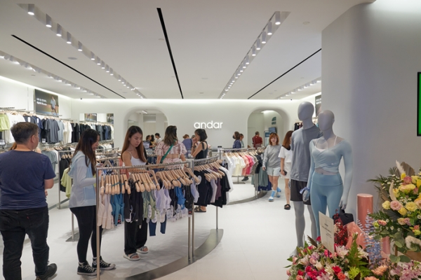 안다르가 싱가포르를 동남아 시장 진출 전초기지로 삼고, 지난 14일 싱가포르 마리나 베이  쇼핑몰 ‘마리나 스퀘어’에 1호 글로벌 매장을 오픈했다.