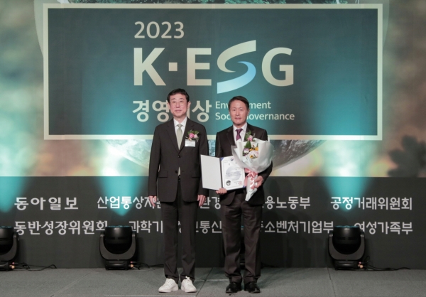 동광인터내셔날 이재수 회장(사진 우)이 지난 9월25일 열린 2023년 K-ESG 경영대상에서 사회 ESG 대상과 산업통상자원부 장관상을 수상했다.