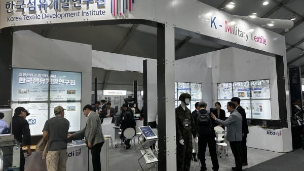 한국섬유개발연구원은 서울 국제 항공우주 및 방위산업 전시회(ADEX)와 2023 대한민국 전력지원체계 전시회에 참가하고 있다. 이번 전시는 22일까지 열린다.