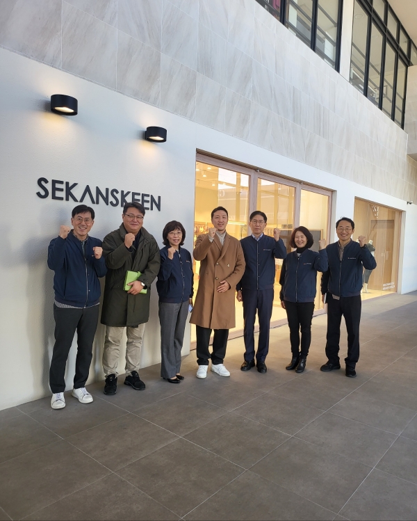 한국섬유산업연합회는 지난 4일 익산 섬유 기업 지앤지엔터프라이즈 현장을 방문하고 소통 시간을 가졌다.