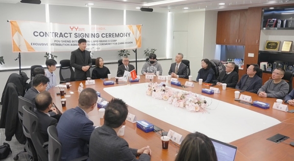 브랜드엑스코퍼레이션이 지난 22일 글로벌 스포츠전문 기업 파우첸의 자회사 YY스포츠를 방문해 독점 공급 계약 체결식을 진행했다.