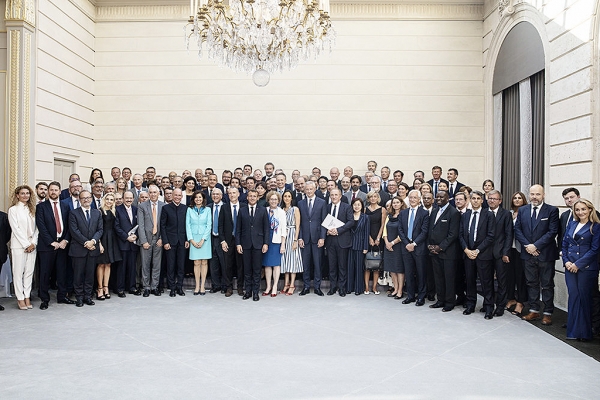 2019년 8월25일 파리에서 열린 G7정상회의 기간중 150여 글로벌 패션브랜드들이 모여 서명한 패션협약(Fashion Pact) 체결 사진.