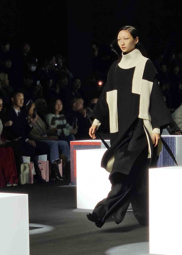 디자이너 박춘무의 ‘데무(DEMOO)’가 지난 1일 선보인 2024 F/W 서울패션위크 컬렉션.