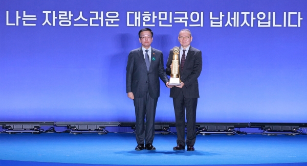 F&F 김창수 회장(오른쪽)은 오늘(4일) ‘납세자의 날’ 기념식에서 최상목 경제부총리로부터 ‘고액납세의 탑’을 수상했다.