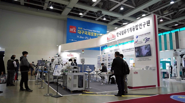사람이 하기 힘든 일을 대신하는 제조로봇이 내년부터 섬유산업에 본격 도입된다. 한국섬유기계융합연구원은 지난 24일 개막한 대구국제로봇산업대전에 참가해 현장에 도입된 모델 시연을 진행했다.