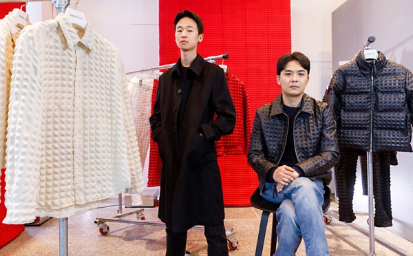 삼성물산 패션부문의 삼성패션디자인펀드(Samsung Fashion & Design Fund, 이하 SFDF)는 제 17회 SFDF 수상 자로 ‘KANGHYUK(강혁)’의 최강혁(사진 오른쪽), 손상락 디자이너를 선정했다. 