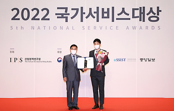 오케이몰은 지난 14일 서울 스위스그랜드호텔에서 열린 '국가서비스대상' 시상식에서 명품 이커머스 부문 대상을 수상했다.