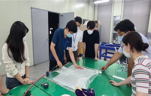 한국섬유개발연구원과 한국섬유수출입협회가 6~8월 운영한 ‘친환경 그린섬유 제조과정 전문인력양성’과정에서 26명 석박사가 교육을 수료했다.