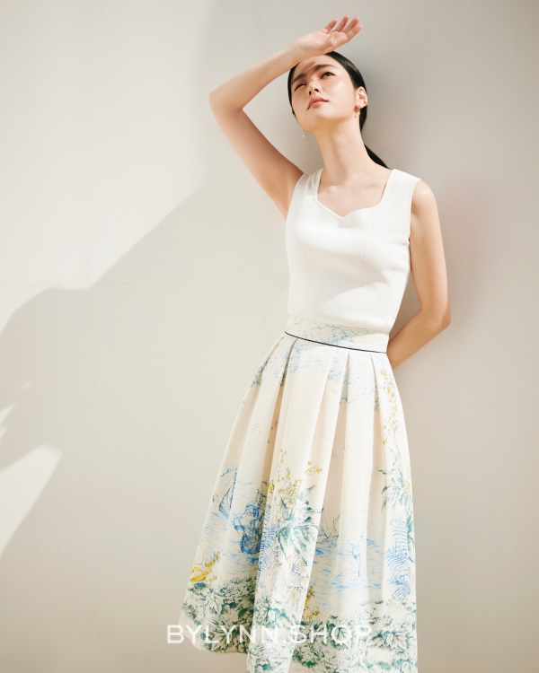 배우 전여빈이 린컴퍼니의 패션 큐레이팅몰 바이린샵과 함께한 로맨틱한 섬머룩을 제안한다.