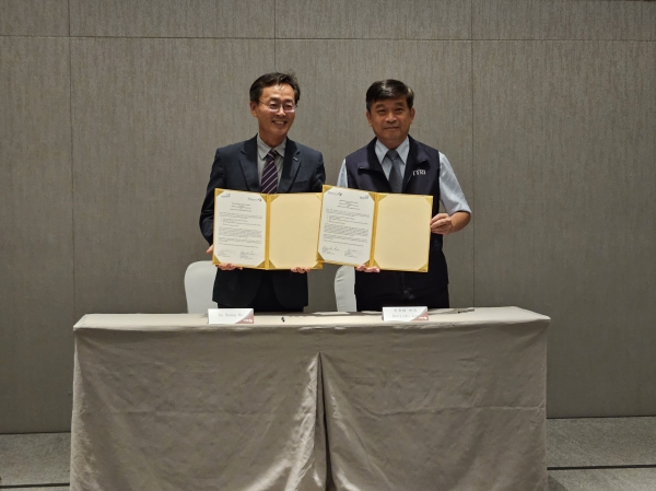 한국섬유개발연구원 호요승 원장(왼쪽)과 대만 섬유기술연구소 쿠에치 리(Kuei-chi Lee) 소장(오른쪽)이 협약서에 서명하고 기념촬영을 하고 있다. 