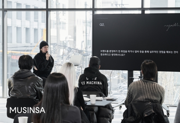 무신사 패션 장학생들이 '브랜드 온앤오프' 프로그램을 통해 김준현 이공오 컴퍼니 대표 강연을 듣고 있다.