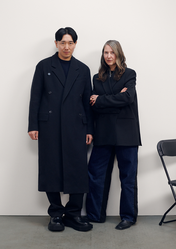 디자이너 황록(왼쪽)과 H&M크리에이티브 어드바이저, 여성복 디자인 책임자 앤-소피 요한슨(오른쪽)