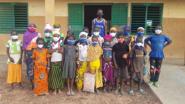 면화·섬유·의류관련 강제노동을 하는 아프리카 아동들. 사진=국제노동기구